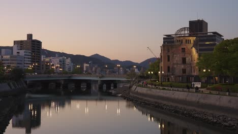 Cúpula-Atómica-De-Hiroshima-Y-Parque-De-La-Paz,-Puesta-De-Sol-En-Japón