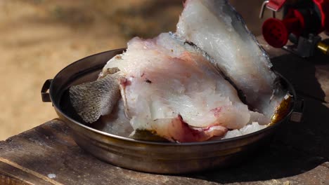 órbita-Lenta-Alrededor-De-Filetes-De-Pescado-En-Una-Sartén