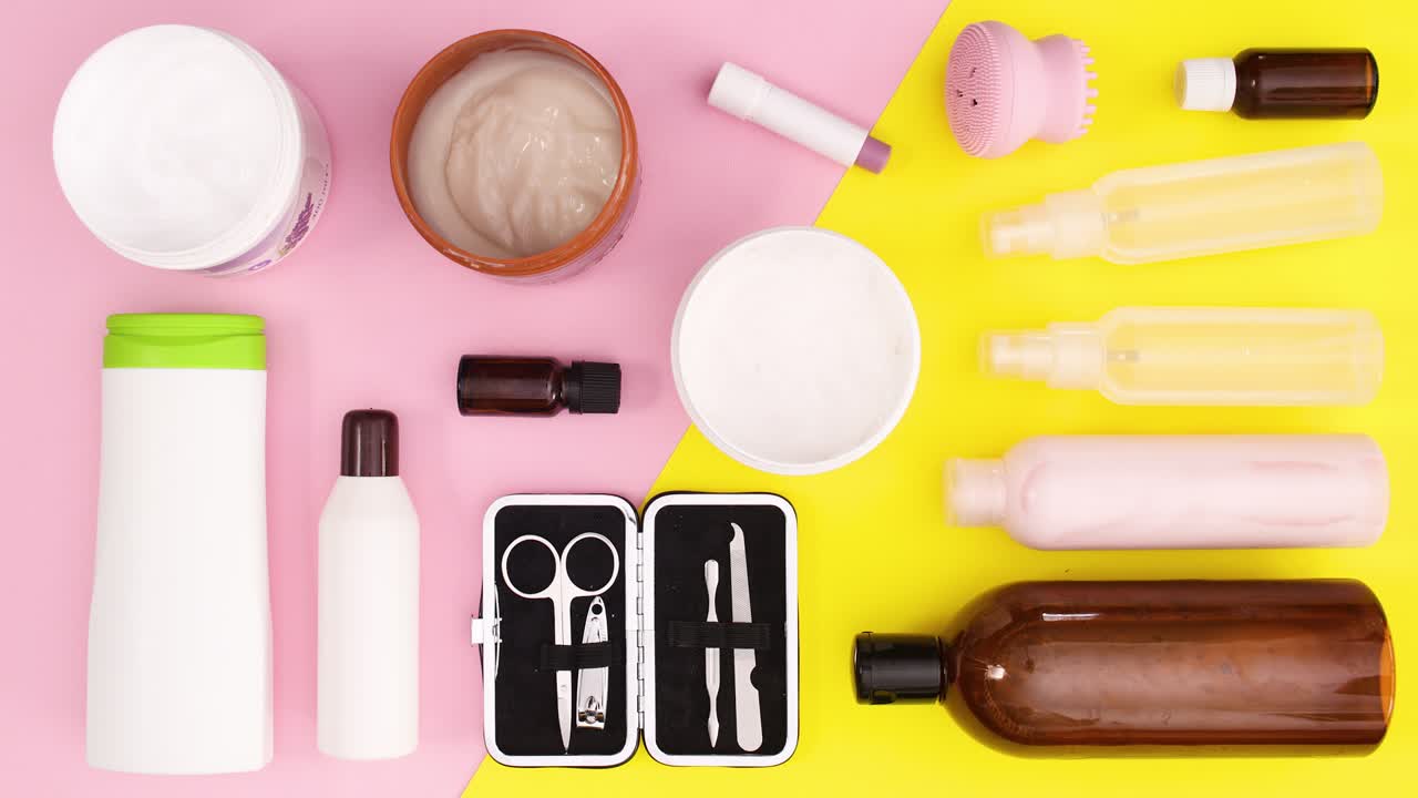 피부 관리 스파 미용 제품은 노란색 분홍색 테마에서 하나씩 움직입니다.