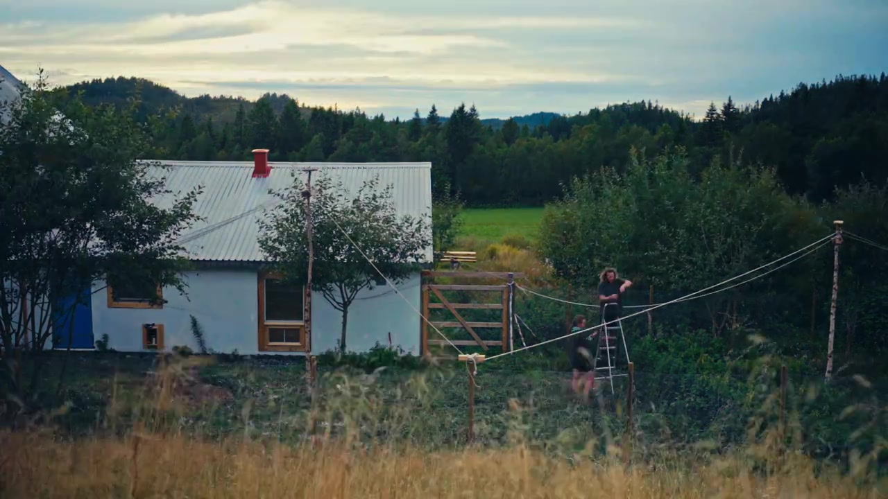 Et par med en stige arbejder udendørs med landlig naturbaggrund. Timelapse