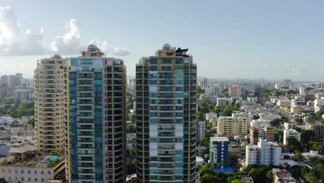 Rascacielos-Del-Centro-Malecón-En-La-Ciudad-De-Santo-Domingo,-República-Dominicana