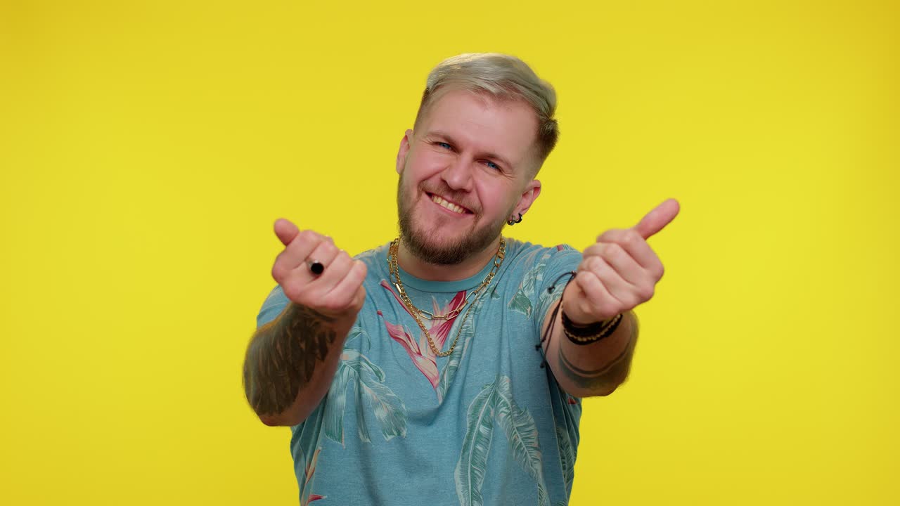 """아름다운 관광객, 스타일리시한 남자, 손을 고 포옹을 해주세요, 당신을 포옹해주세요, 즐거운 표정, 사랑의 감정."""