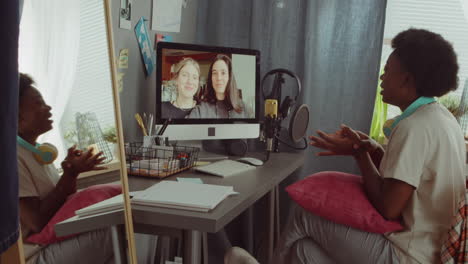 mujer afroamericana hablando con amigos en la web llamada en casa