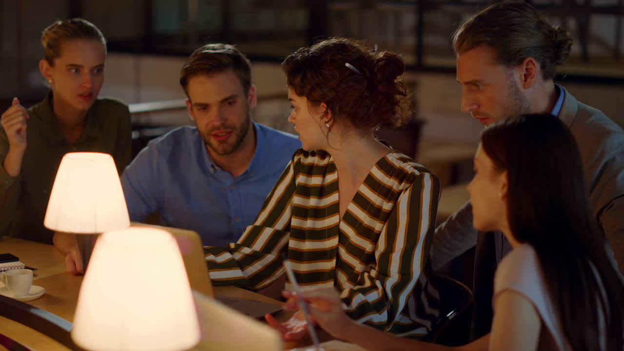 jóvenes mirando la pantalla de la computadora en la oficina. equipo de negocios discutiendo el trabajo.