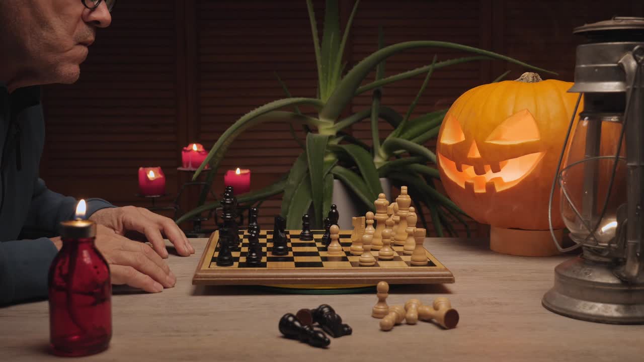 Partida de xadrez de Halloween com abóbora brilhante, velas e atmosfera festiva interna assustadora
