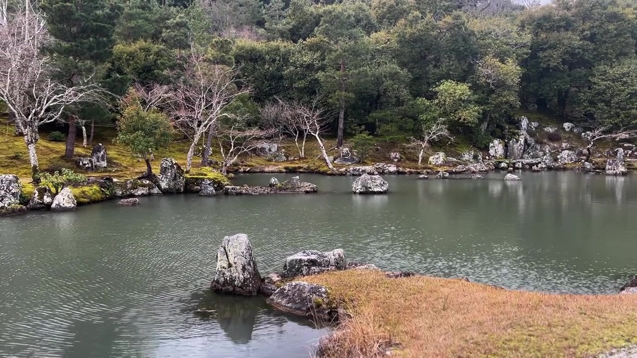 Paesaggio acquatico del fiume Arashiyama a Kyoto, Giappone.