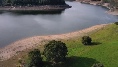 Vista-Aérea-Del-Embalse-De-Portodemouros---Lago-Escénico-En-La-Coruña,-Galicia,-España