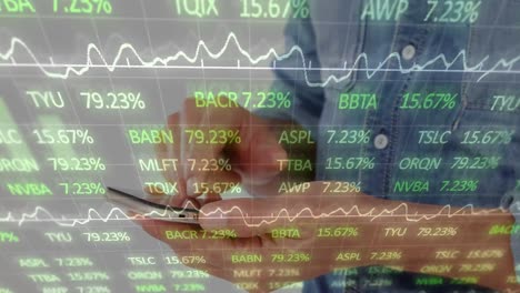 animación del procesamiento de datos financieros sobre un hombre caucásico que usa un teléfono inteligente