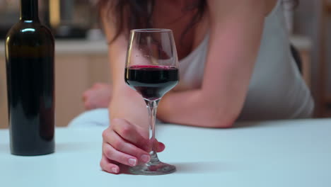 Primer-Plano-De-Una-Copa-De-Vino-Tinto