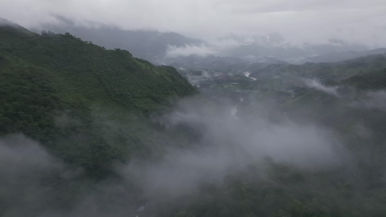 condiciones de mal humor en el río semuc guatemala durante el día, aéreo
