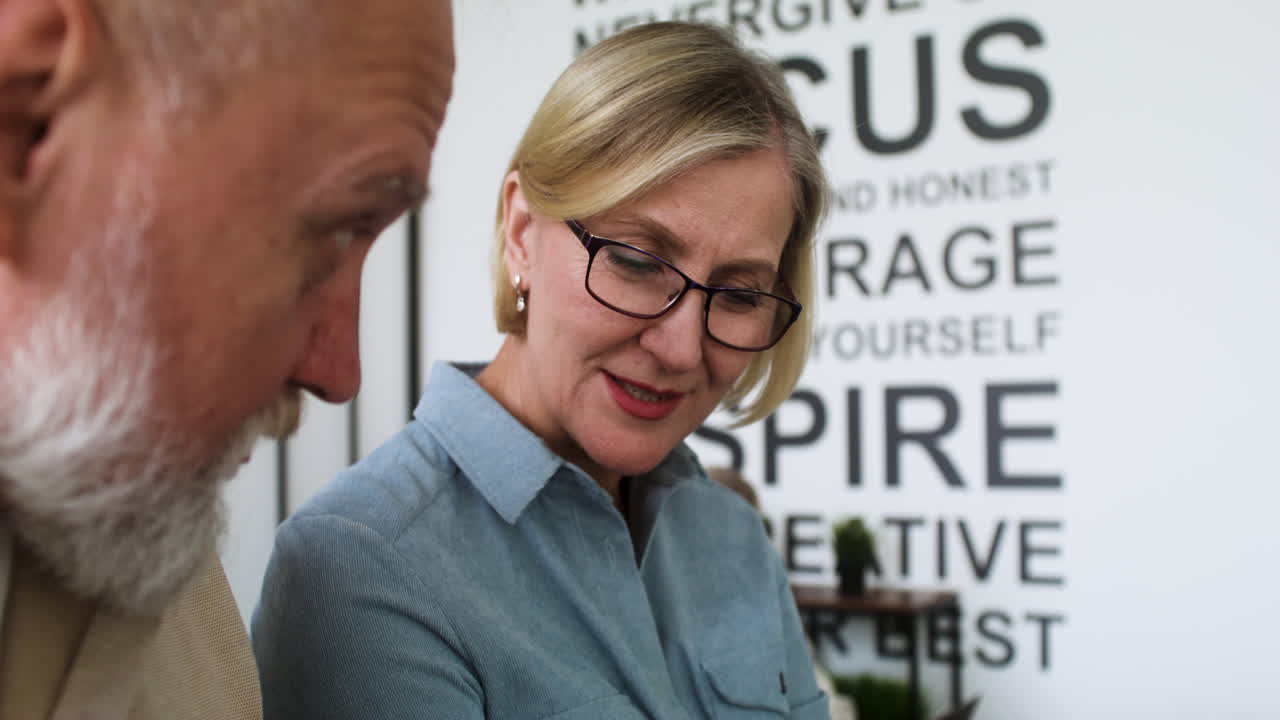 vista de cerca de los estudiantes adultos en el aula
