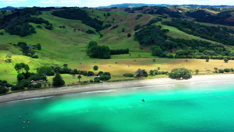 Camping-En-La-Playa-De-Te-Muri-Durante-El-Verano-Con-Montañas-Verdes-En-Nueva-Zelanda