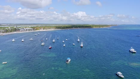 Diferentes-Tipos-De-Lanchas-Playa-Cruising-En-La-Playa-Bavaro-Dentro-De-Punta-Cana,-La-Altagracia,-Republica-Dominicana