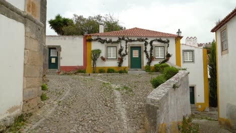 Sehr-Schön-Aussehendes-Haus-Im-Schloss-Von-Óbidos,-Das-Einem-Fantasie--Oder-Märchenhaus-ähnelt