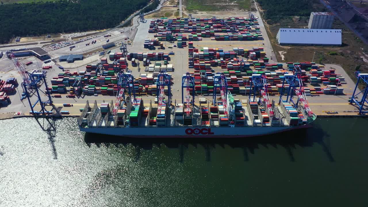 수입 수출 및 비즈니스 물류의 컨테이너 선박, 크레인, 무역 항구, 항구로 화물 운송, 국제 운송, 비즈니스 물류 개념, 조감도