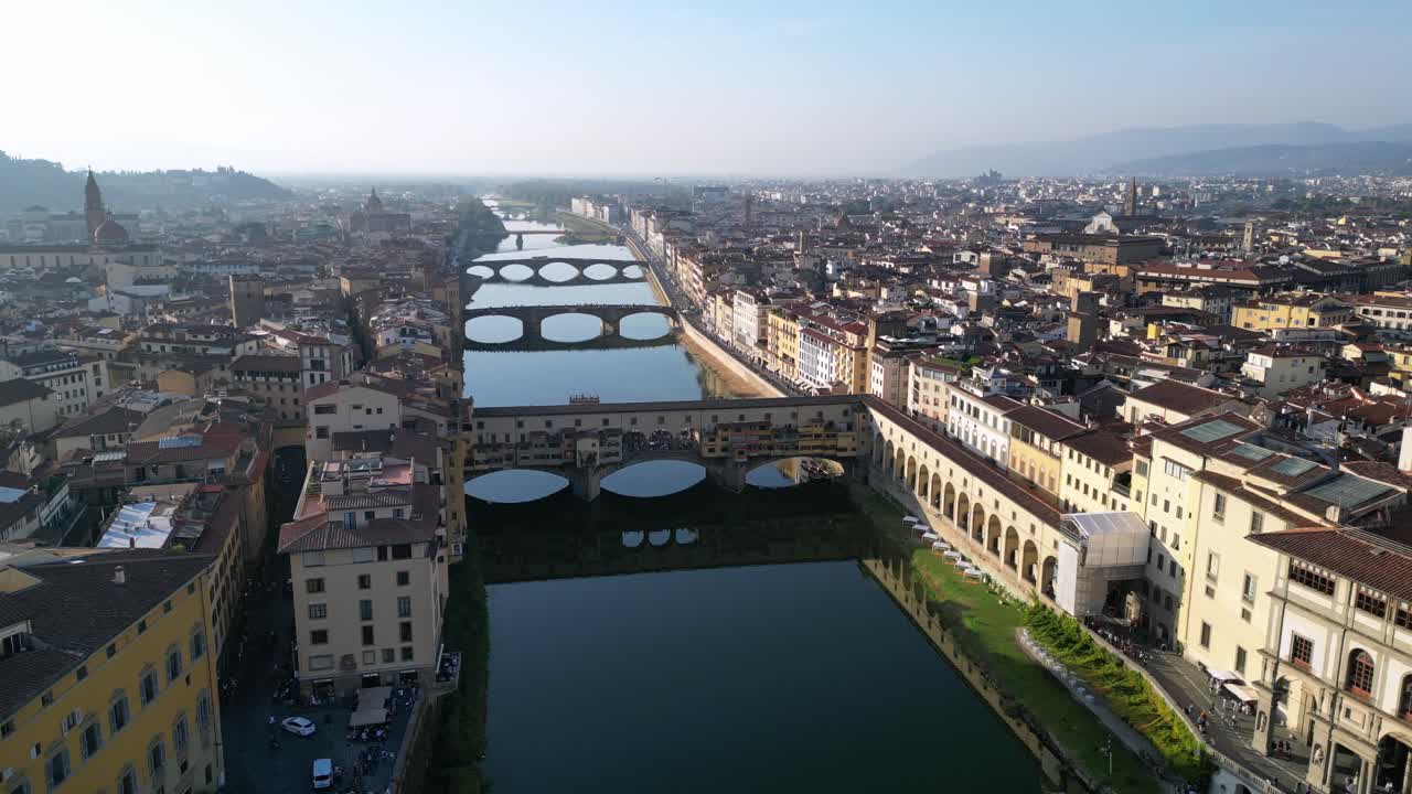 Incantevole ripresa aerea dall'alto del ponte medievale e della città di Firenze, fiume Arno, Toscana, Italia.