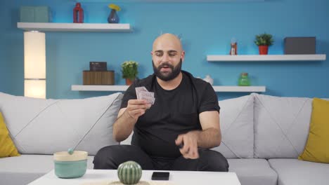 un tipo consistente que ahorra dinero.