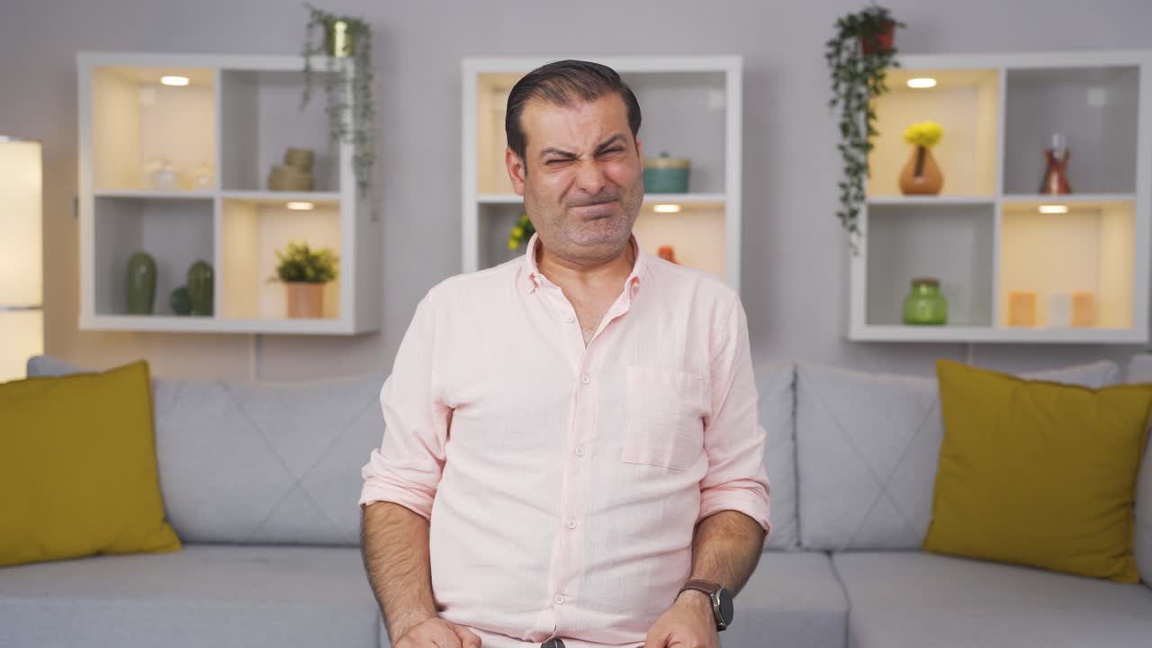 el hombre está disgustado.