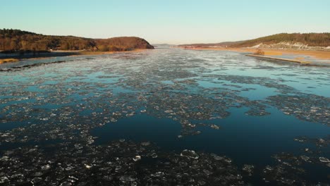 Imágenes-Aéreas-De-Drones-Del-Río-Gota-Alv-Con-Hielo-Congelado-En-La-Parte-Superior-Suecia