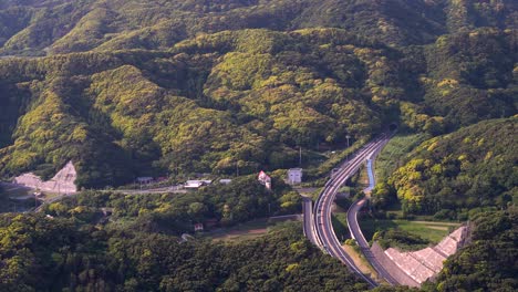 夕陽時穿過綠色山脈的高速公路和<unk>道