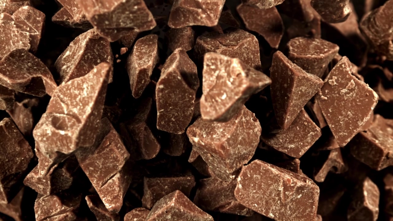 Pezzi di cioccolato che si mettono a fuoco in super rallentatore