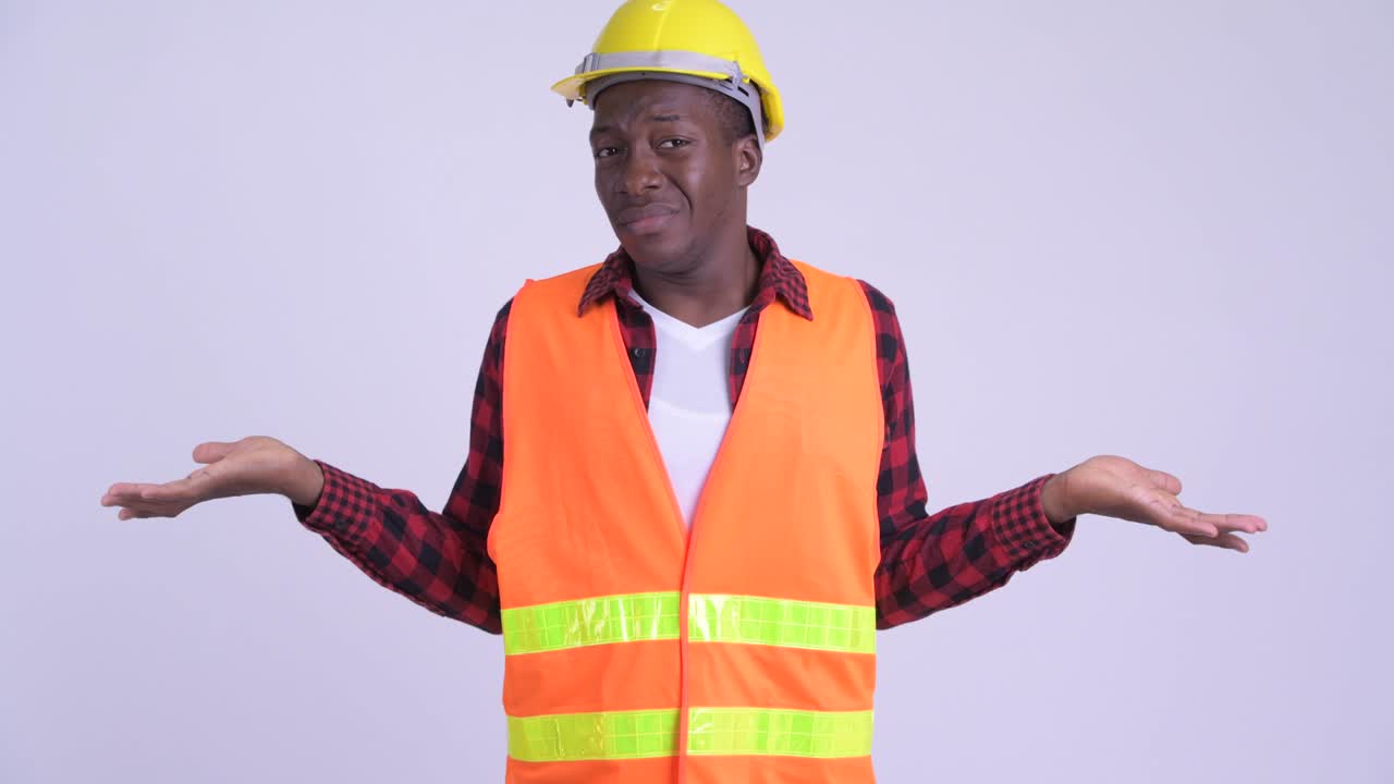 joven y guapo hombre africano trabajador de la construcción
