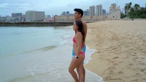 Pareja-Parada-En-La-Playa-4k