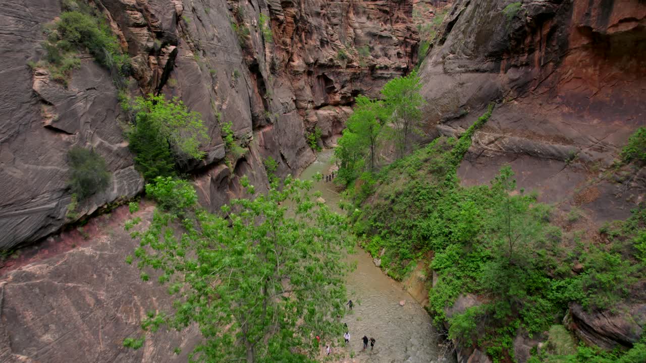 imágenes aéreas de 4k de los estrechos en el parque nacional de zion, utah, estados unidos