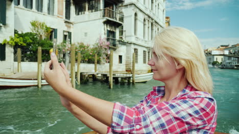 mujer joven toma selfies en venecia