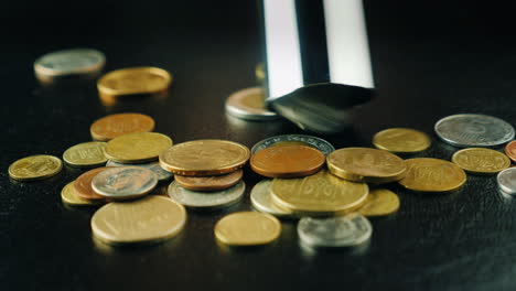 monedas succionadas en tubos de aspiradora