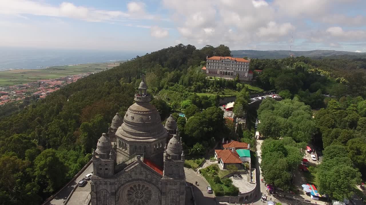 vista aérea del drone del santuario de la iglesia de santa luzia en viana do castelo con la ciudad al fondo, en portugal