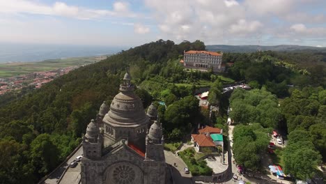 Vista-Aérea-Del-Drone-Del-Santuario-De-La-Iglesia-De-Santa-Luzia-En-Viana-Do-Castelo-Con-La-Ciudad-Al-Fondo,-En-Portugal