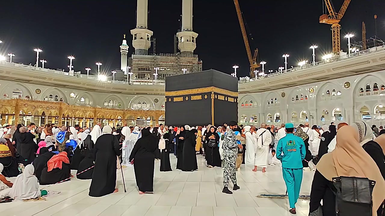 Gece Mekke'de Kabe'de toplanan hacılar