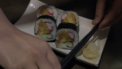 sirviendo rollos de sushi en un restaurante japonés