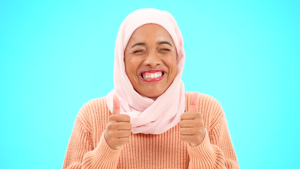 무슬림 여성, 행복하고 엄지 손가락을 올린 초상화