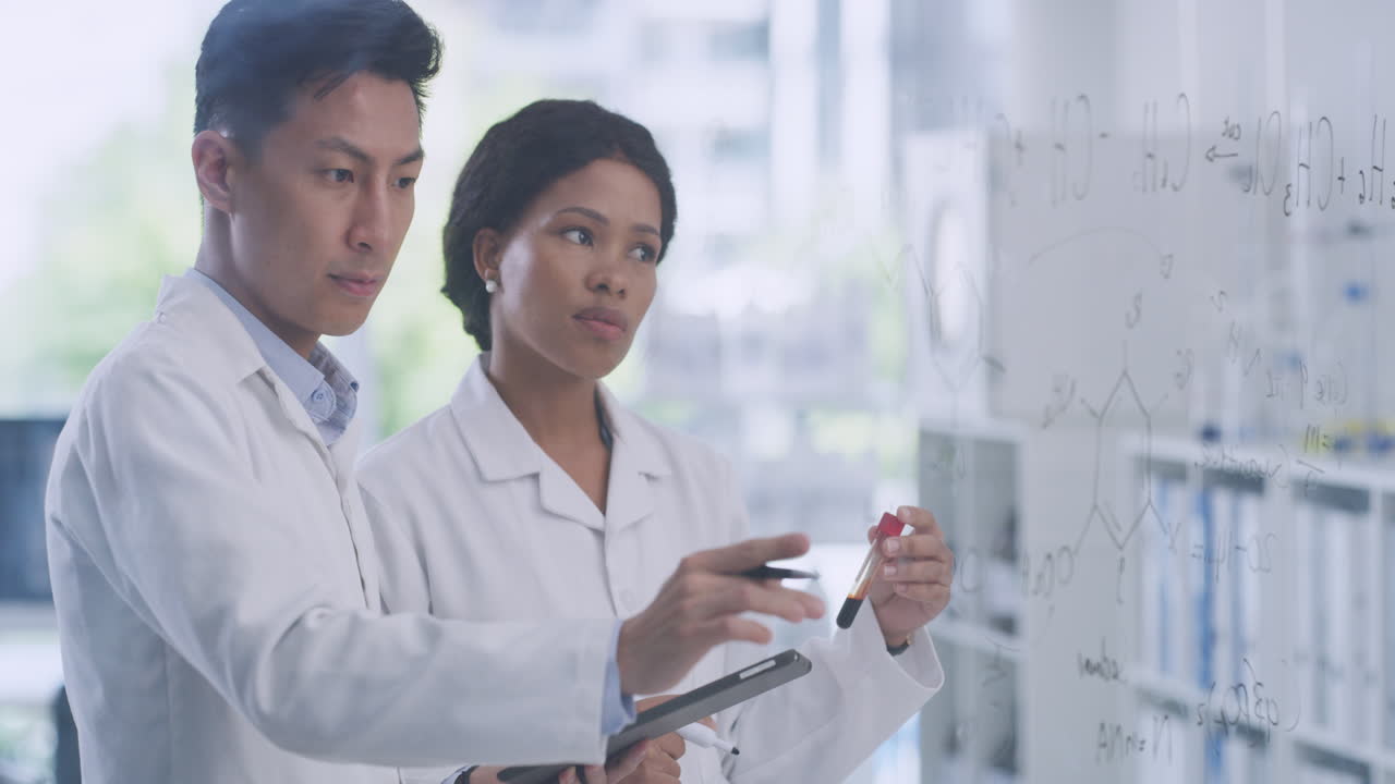 디지털 태블릿을 사용하는 과학자 들