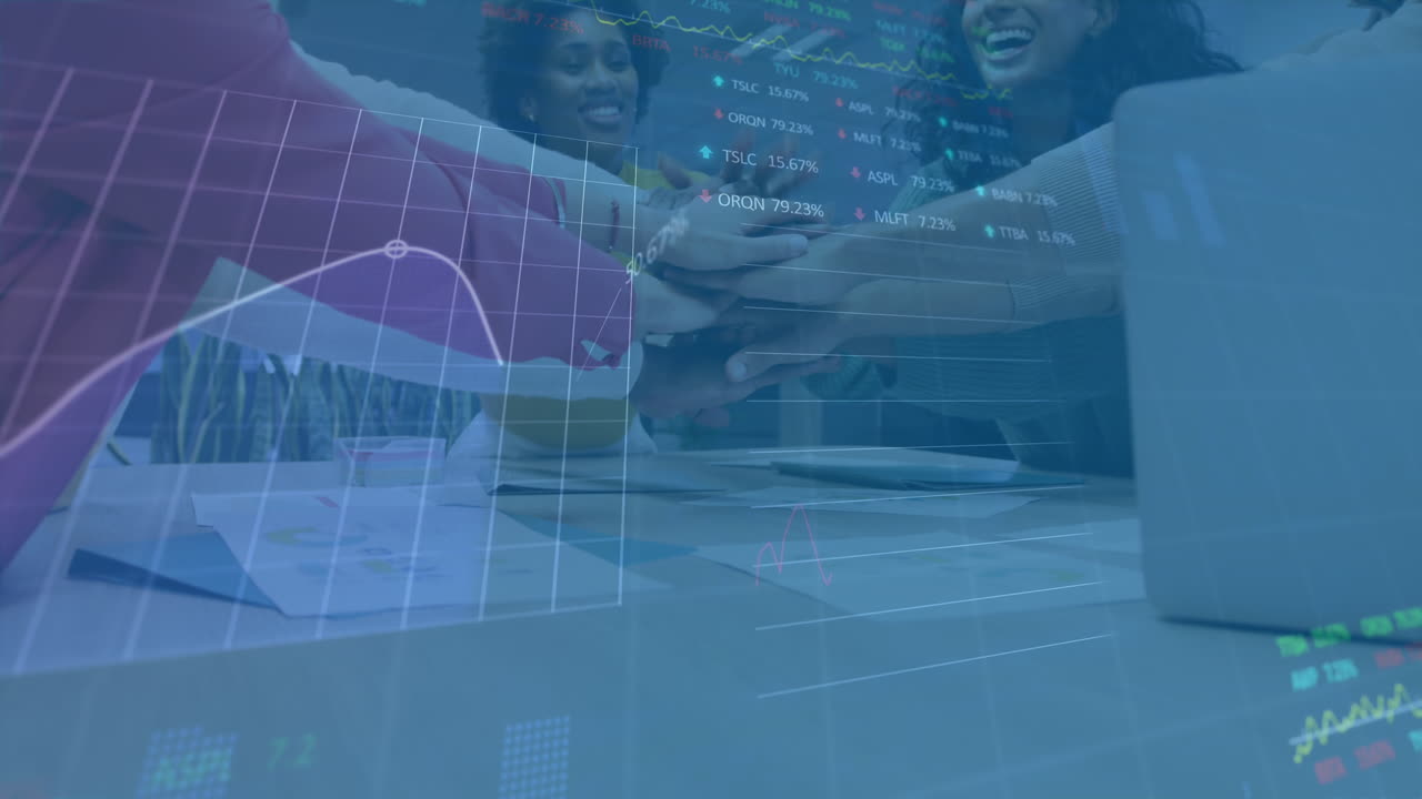 animación del procesamiento de datos estadísticos sobre diversos colegas que se juntan las manos en la oficina