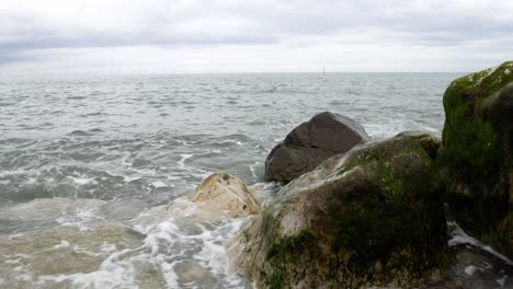 Ozeanflutwellen,-Die-Wilde,-Bedeckte,-Felsige-Küstenküstenlandschaft-Spritzen