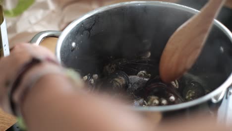 la hábil preparación de mejillones por parte del chef - tentación en cámara lenta - video en 4k