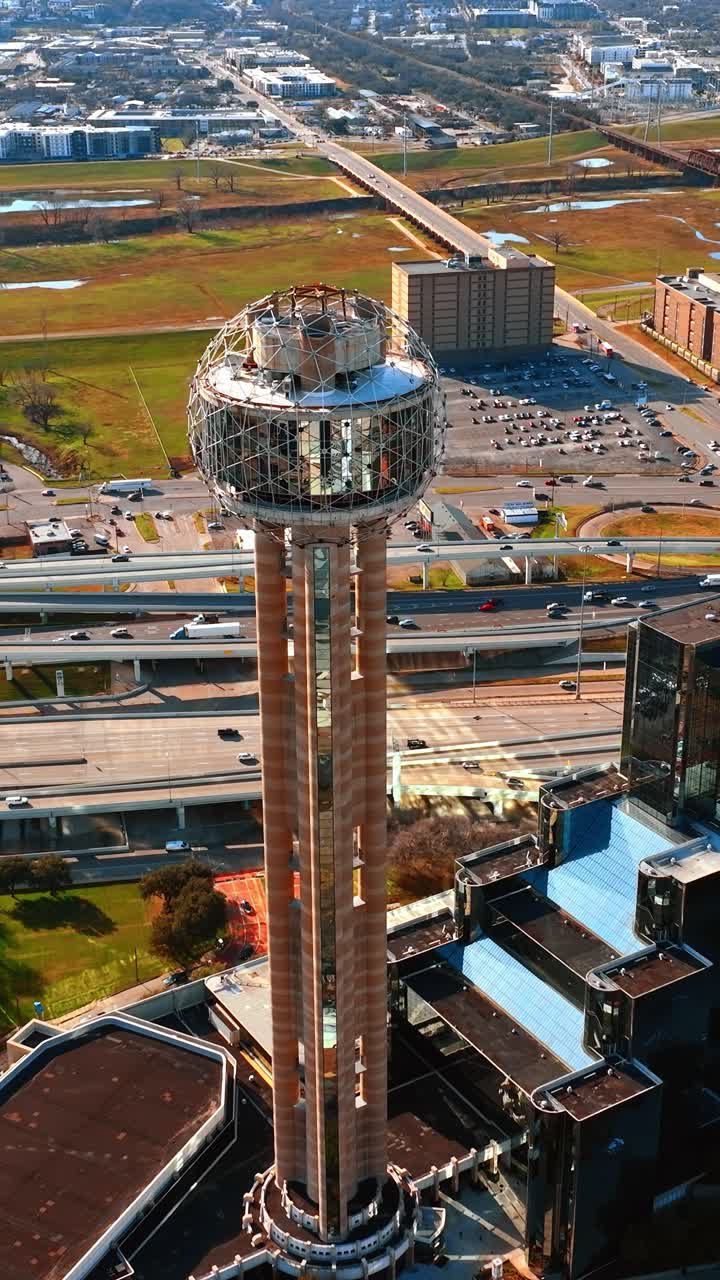 Reunion Tower Hotel i Dallas, Texas, USA. Hundredvis af biler bevæger sig på de mange veje og på byens parkeringspladser. Fugleperspektiv.