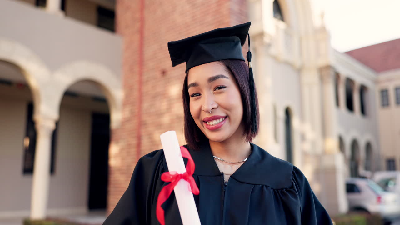 graduado, cara y mujer con diploma
