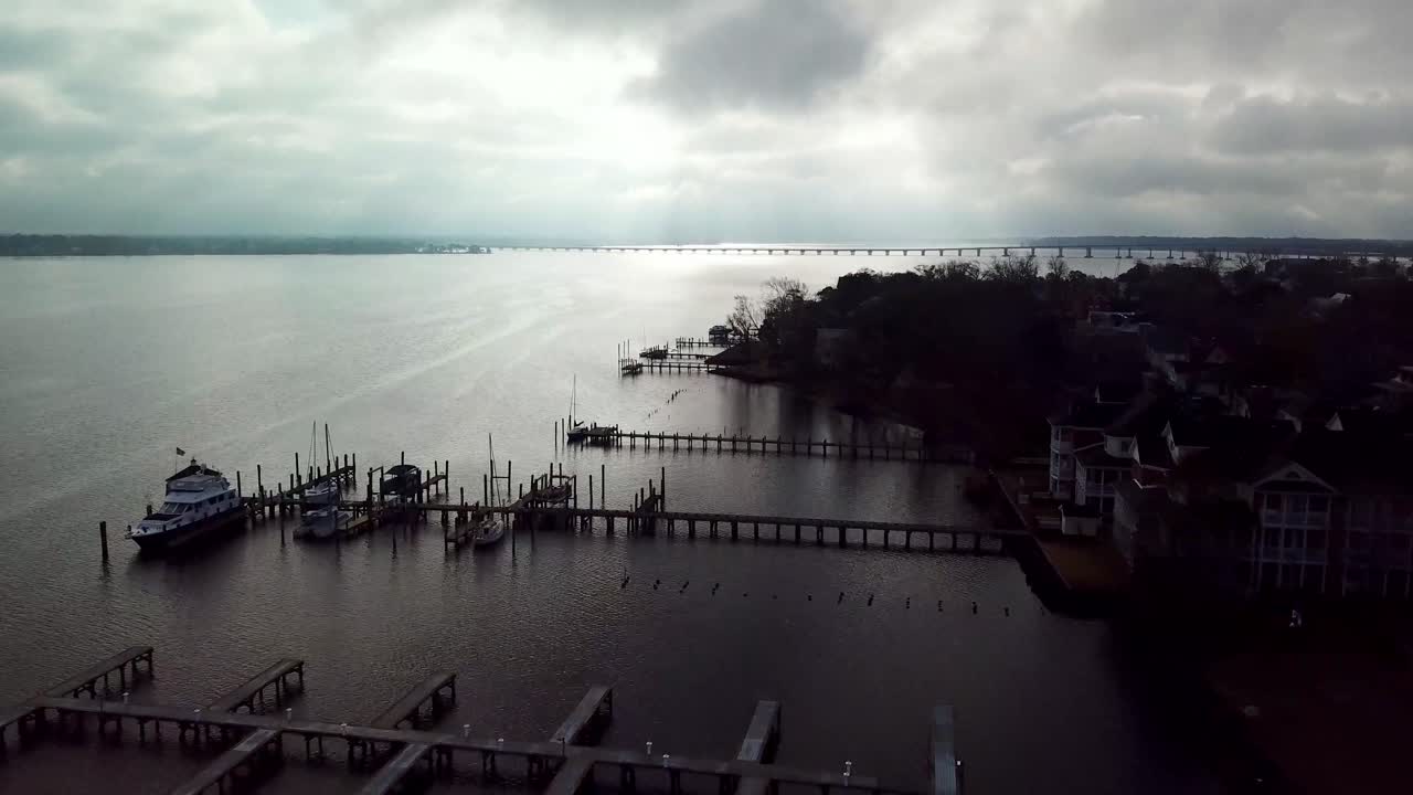 puerto deportivo a lo largo del río neuse con hermosas nubes en new bern nc, carolina del norte