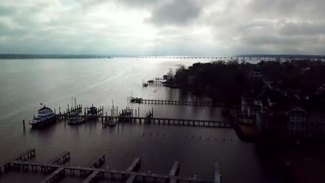 Marina-Entlang-Des-Flusses-Neuse-Mit-Wunderschönen-Wolken-In-New-Bern-NC,-North-Carolina