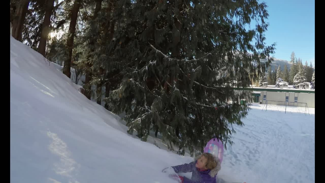 chica jugando en la nieve durante el invierno 4k