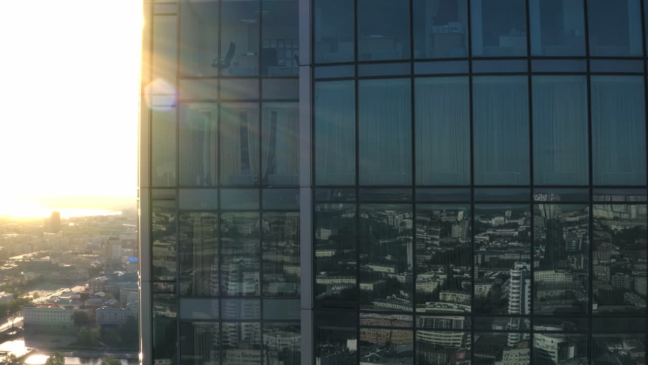 Vista de la ciudad reflejada en las ventanas de rascacielos