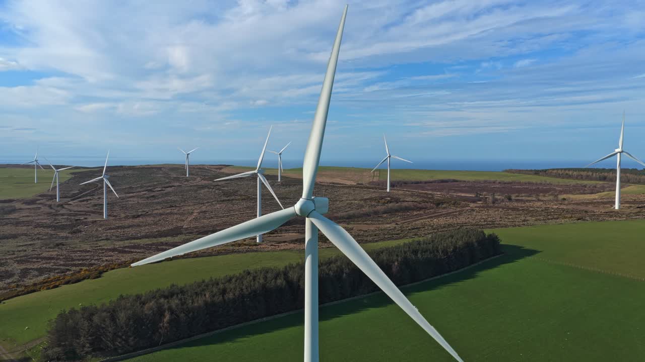 Pale eoliche che girano per la produzione di energia sostenibile