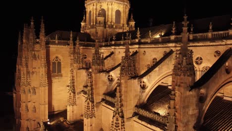 Zinnen-Einer-Gotischen-Kathedrale,-Nahaufnahme-Aus-Der-Luft