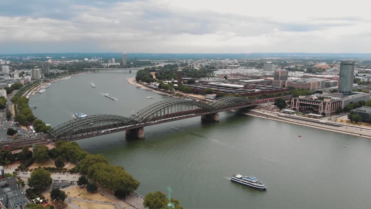 라인강의 공중 느린 왼쪽 팬과 독일 쾰른의 도시 풍경