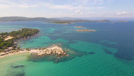 stabiler landschaftsclip über einem exotischen strand in vourvourou, haklidikin im norden griechenlands an einem klaren sommertag