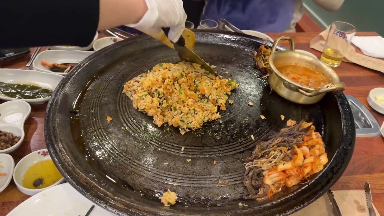 Séquence en gros plan de barbecue coréen en préparation avec du riz frit et des légumes